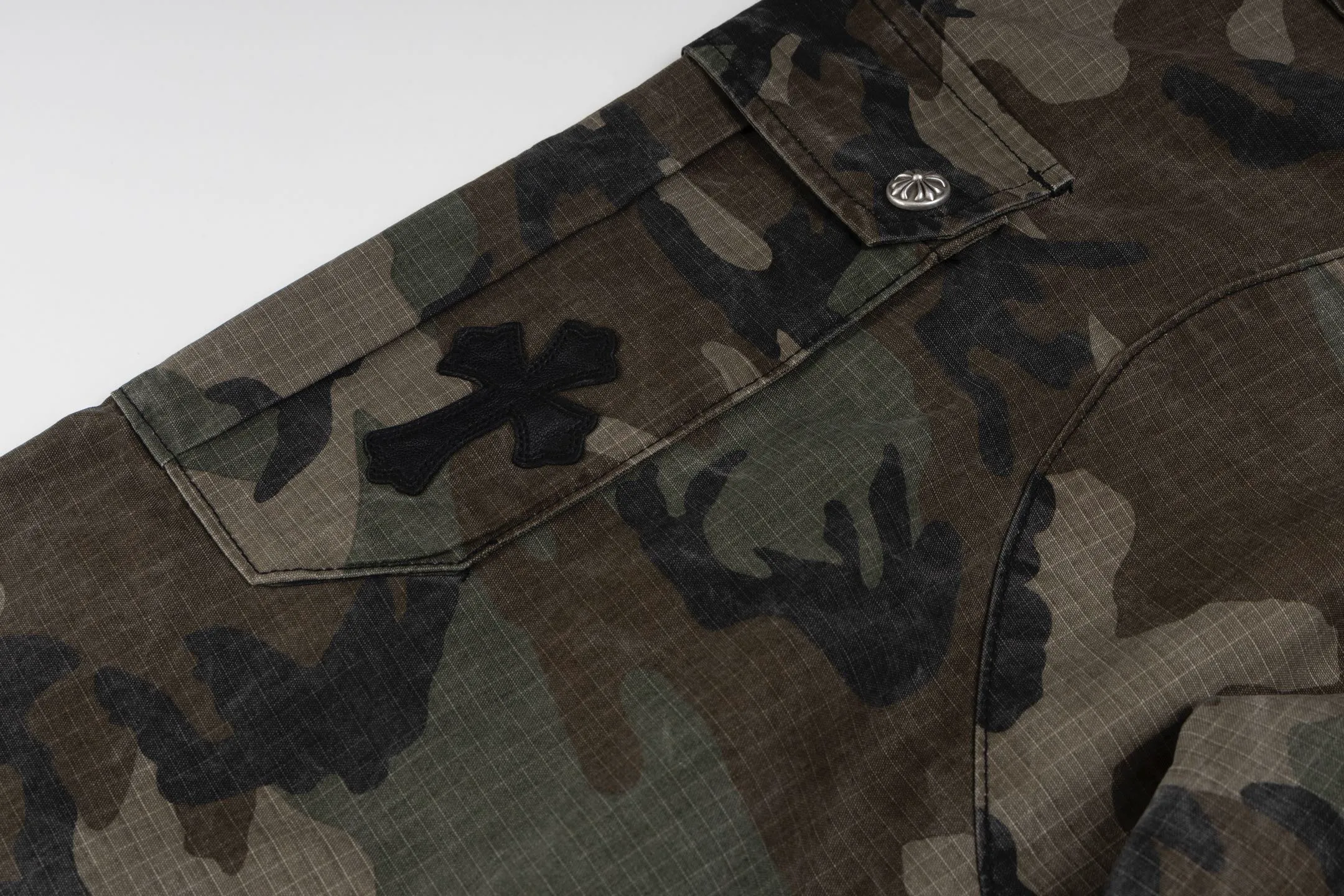🅿️680 [Exclusive supply] CH Crow heart camouflage leather genuine antique silver work trousers. The fabric is made of custom-dyed fully divided camouflage, and the lining is CH jacquard lining. The minimum order is 1000 meters. There are 14 genuine antique silver hardware in the whole trousers. Half of the cost is spent on the hardware. The leather is made of imported lambskin, and the edge is made by hand. The embroidery on the waist is imported Tajima machine, precision embroidery. Size:32/34/36
